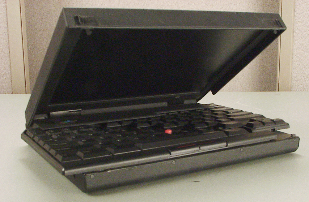 IBM ThinkPad 701's Butterfly keyboard moved outwards when the lid was open. (Source: Mikebabb on Wiki Commons)
