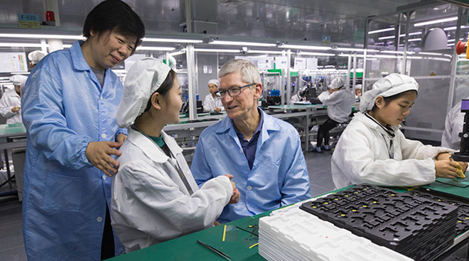Tim Cook visits Luxshare factory in 2017 | Image credit: Apple