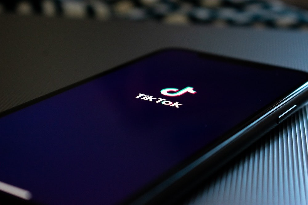 photo of Trump signs executive order banning TikTok if sale to U.S. company falls through image