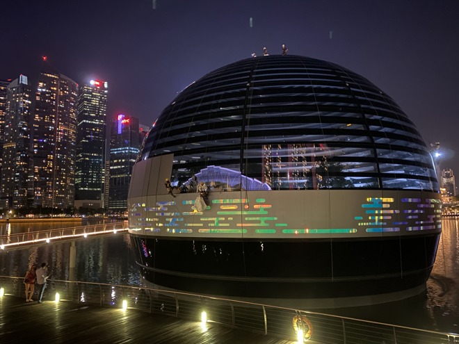 Marina Bay Sands Apple Store To Open Soon, Looks Like Spaceship Floating On  Water