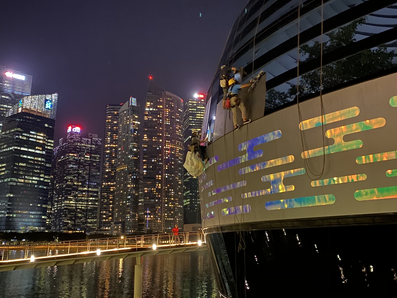 Chicago, USA. 21 December 2017. The new flagship Apple store, on the  riverfront near Michigan Avenue, designed by Foster + Partners, welcomes  Christmas shoppers looking for last minute items such as the