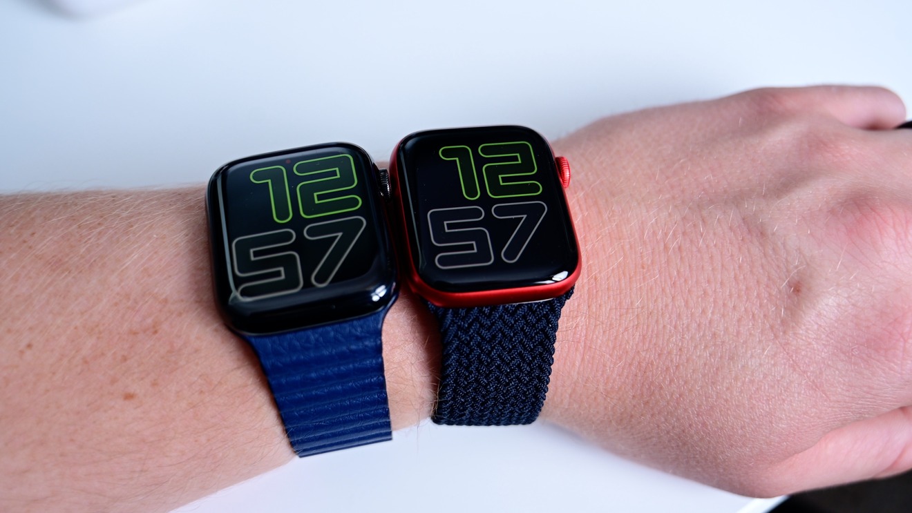 Apple Watch Series 5 (left) and Series 6 (right) comparing the displays when inactive
