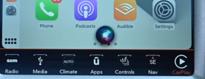 El diseño compacto de Siri del resto de iOS 14 también está presente en CarPlay