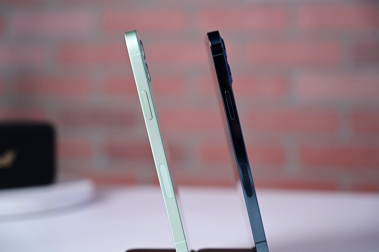 Side-on, the two iPhone models are almost identical. 