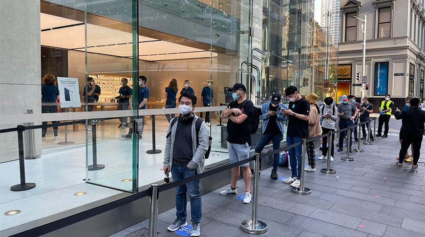 Orlando, FL/USA - 10/25/20: People waiting in line at the Apple retail store  to look at and possibly purchase the new iPhone 12 and 12 Pro smartphones  Stock Photo - Alamy