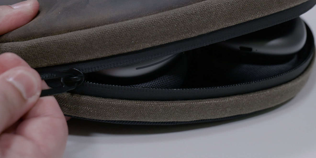 WaterField Protect Case overview: full safety and places your AirPods Max to sleep