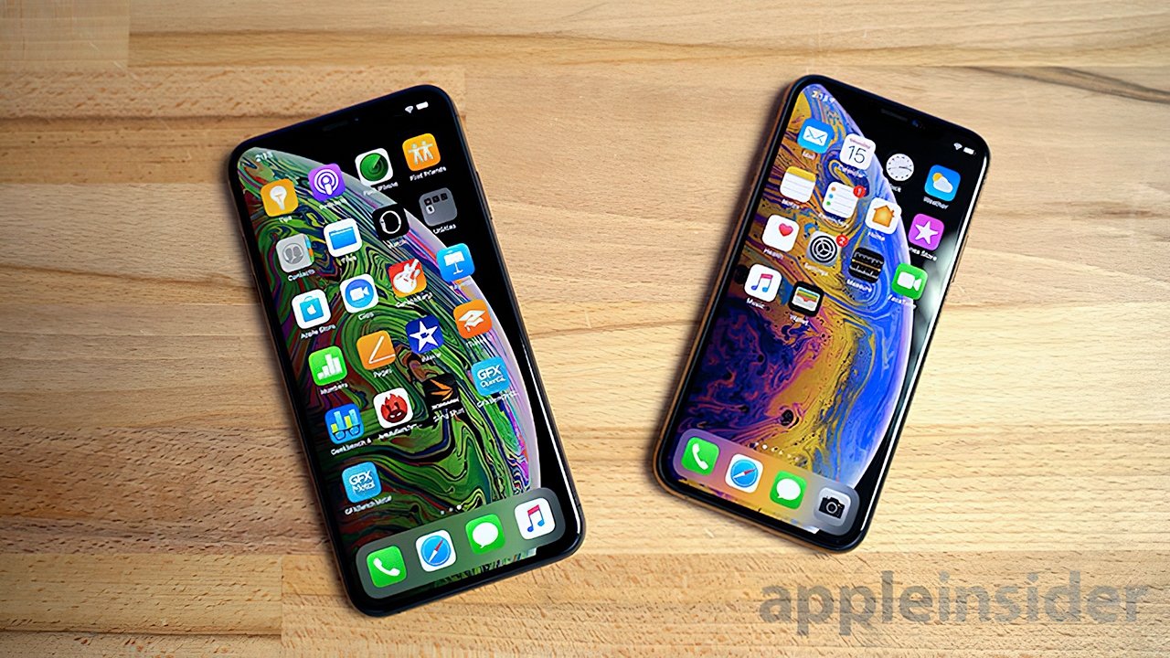 The iPhone XS Max with its smaller sibling, the iPhone XS