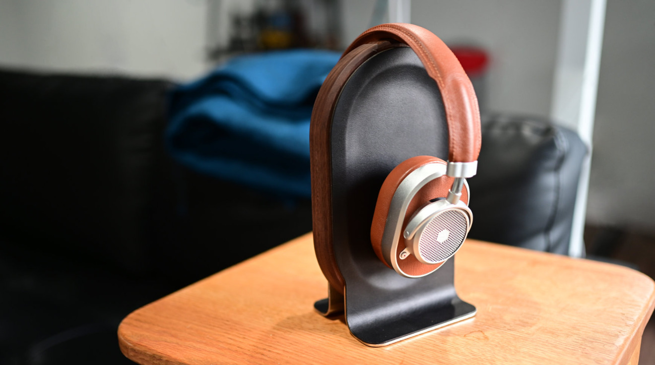 Headphone Stand - With Cable Organizer - Maple Wood - Black Walnut