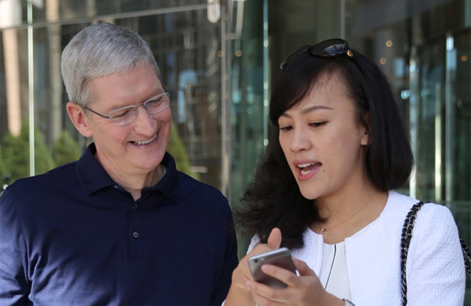Apple CEO Tim Cook and Didi Chuxing president Jean Liu