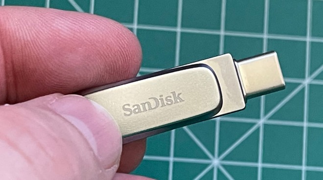 The SanDisk Ultra Dual Drive Luxe USB Type-C Flash Drive sports both USB Type-C and USB Type-A connections