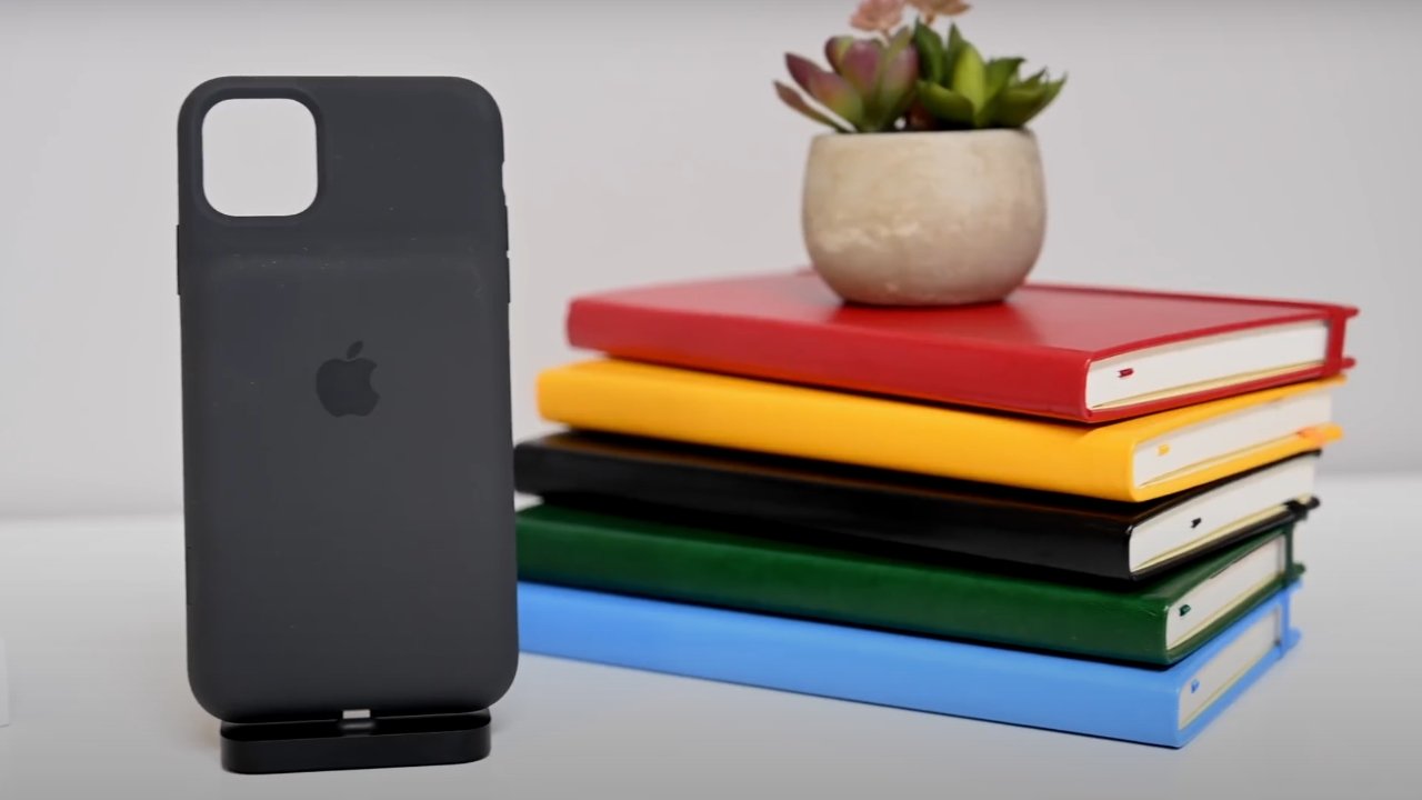 The Apple Smart Battery Case lets users charge the iPhone away from an outlet