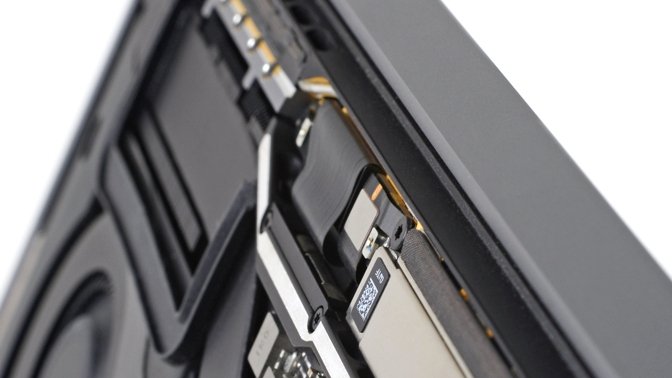 Close up of the cable at the center of the case