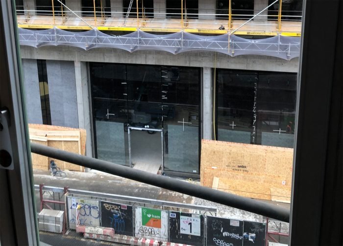 Is that where the Apple logo will go? This whole frontage has since been covered up in very Apple-style privacy screens. (Source: iFun.de)