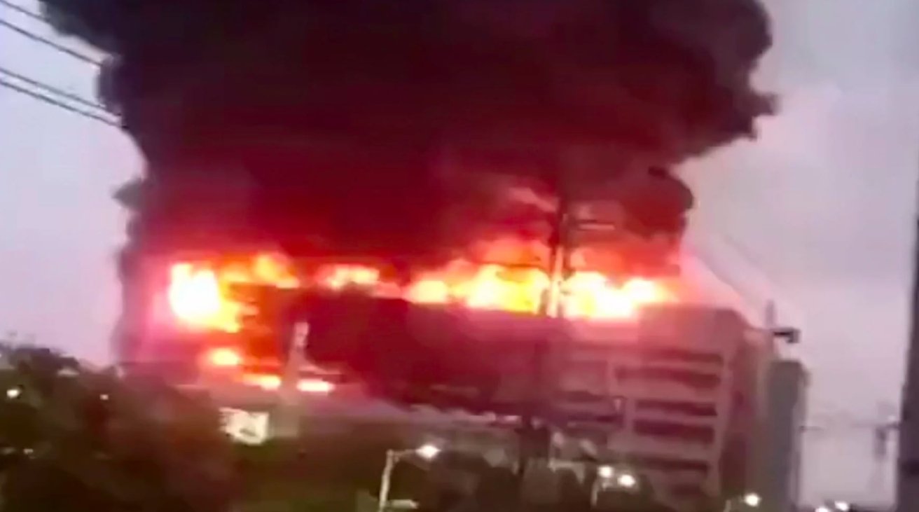 The fire at the Shanghai factory of Shengrui Electronic Technology on Thursday [via 163.com]