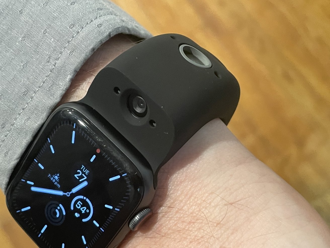 Two cameras are included in the Wristcam, to photograph yourself or something nearby. 