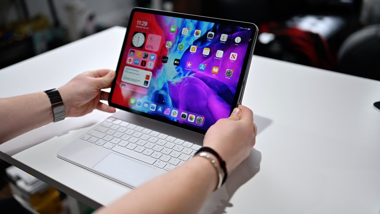 Placing the 12.9-inch iPad Pro (2021) on the new Magic Keyboard