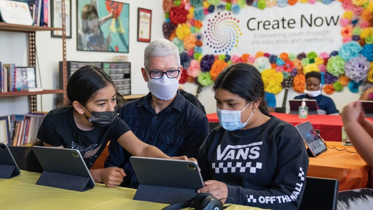 photo of Apple CEO Tim Cook visits LA youth outreach organization Create Now image