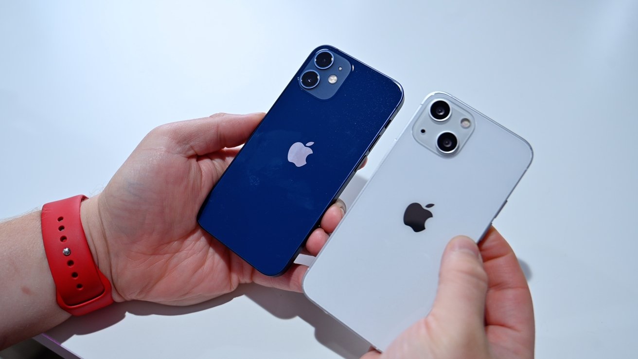 iPhone 12 mini (left) and iPhone 13 mini (right)