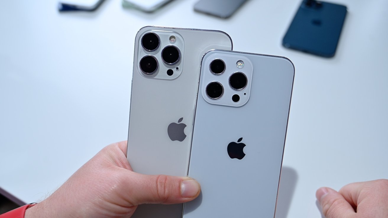 iPhone 13 Pro Max (left) and iPhone 13 Pro (right)