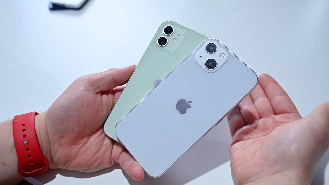 iPhone 12 (left) and iPhone 13 (right)
