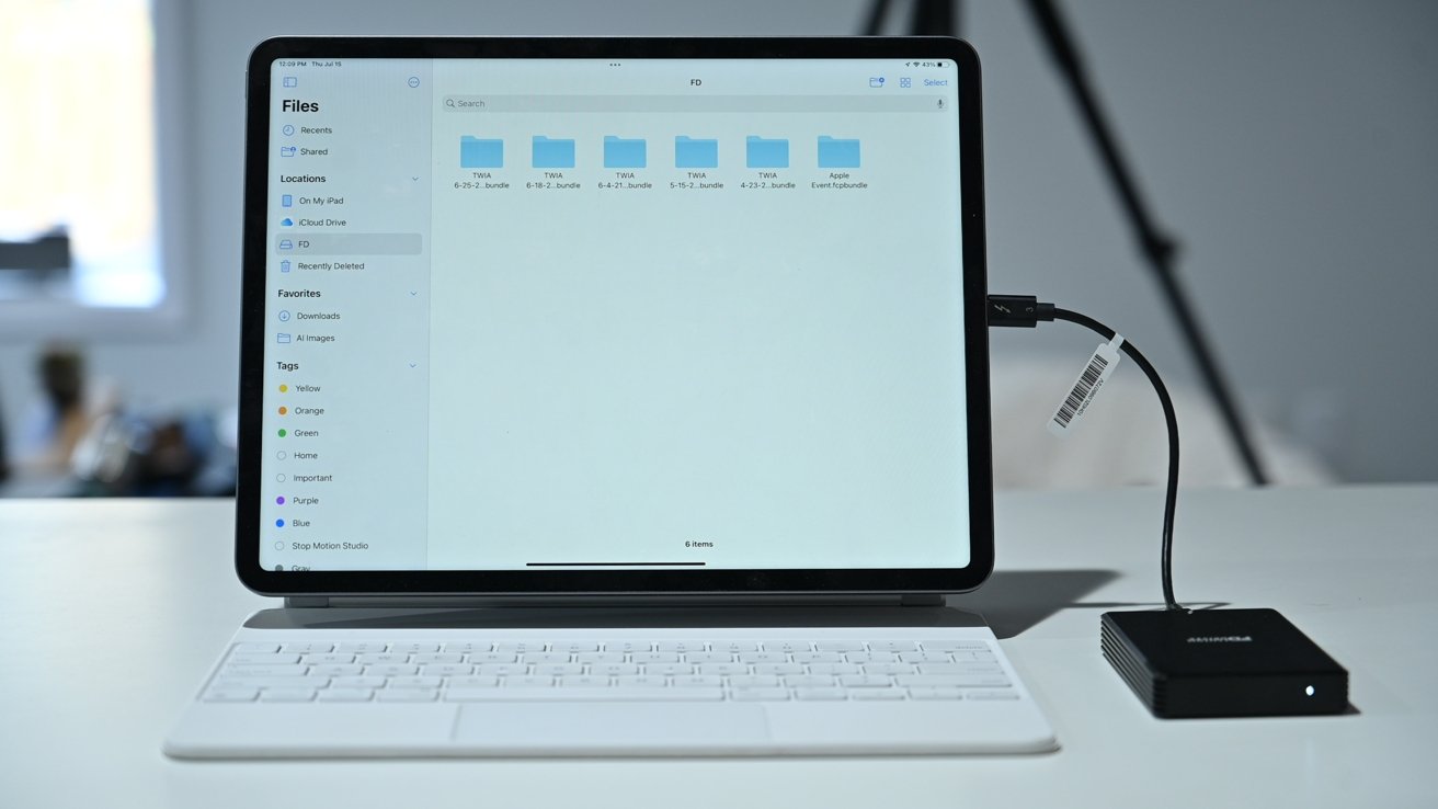 Fantom Drives eXtreme Thunderbolt 3 SSD connected to ipad Pro