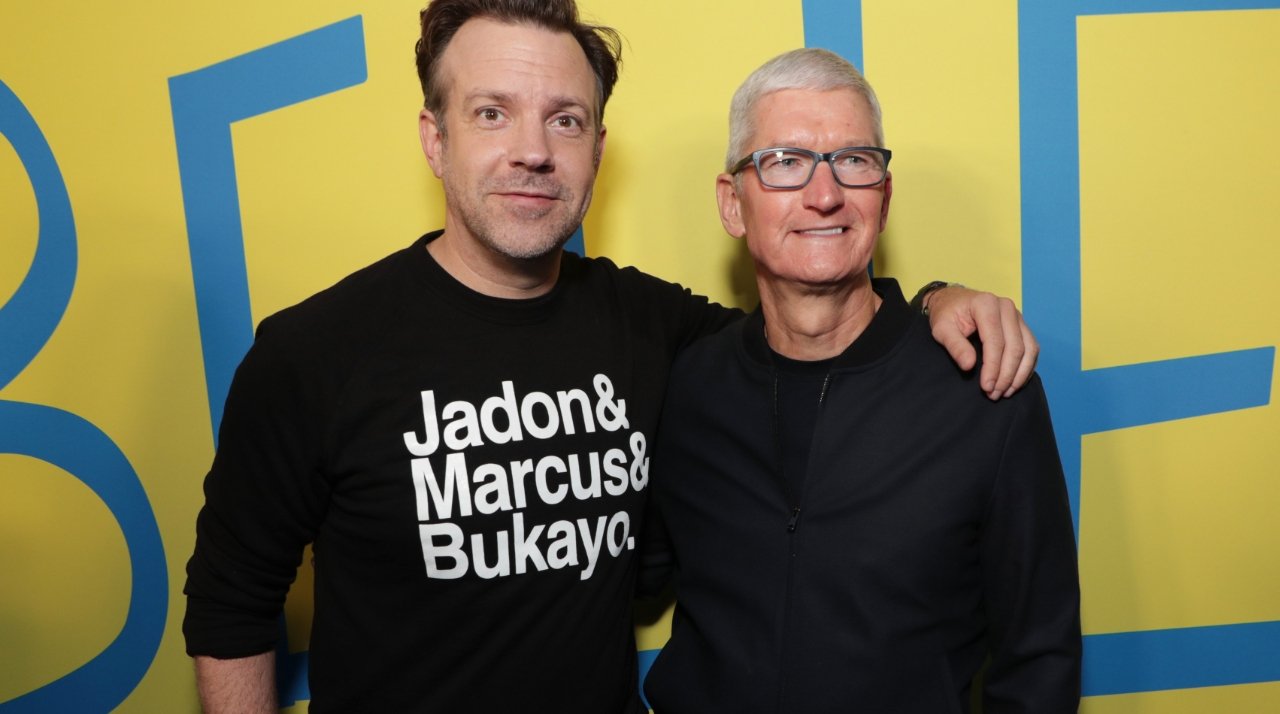 Jason Sudeikis (left) with Tim Cook