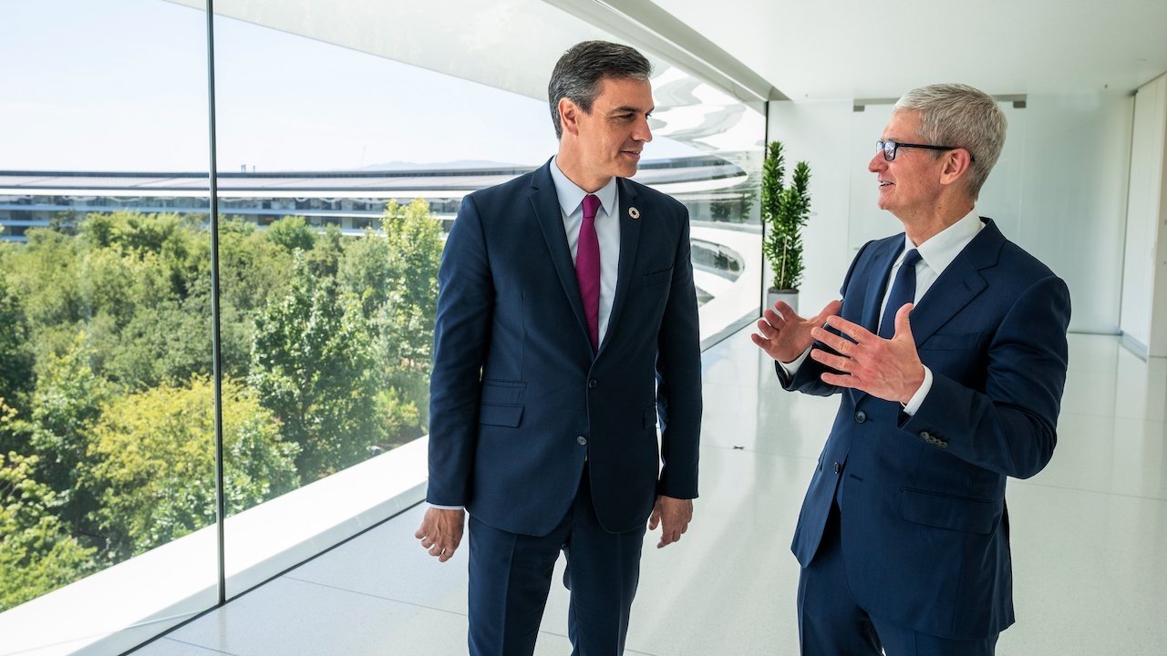 photo of Tim Cook meets with Spanish Prime Minister Pedro Sanchez at Apple Park image