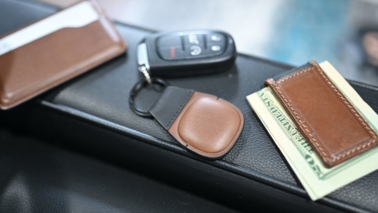 Nomad AirTag Leather Keychain