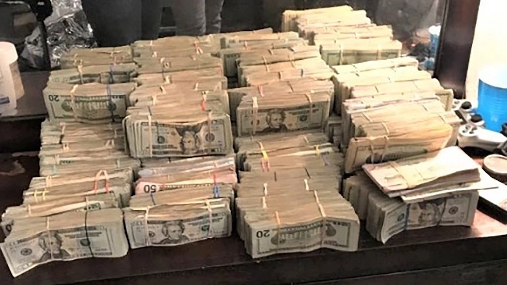 Thieves use Apple Watch to track & steal $500K in drug runner cash ...