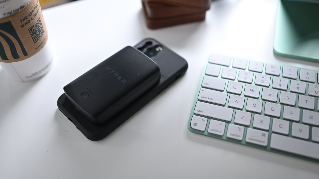 Hyper MagSafe battery with iPhone 11 and Moment case