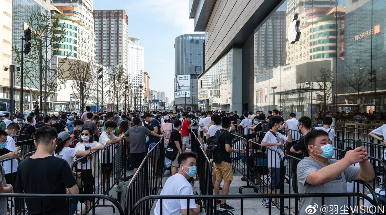 Crowds Flock To Opening Of Changsha Apple Store