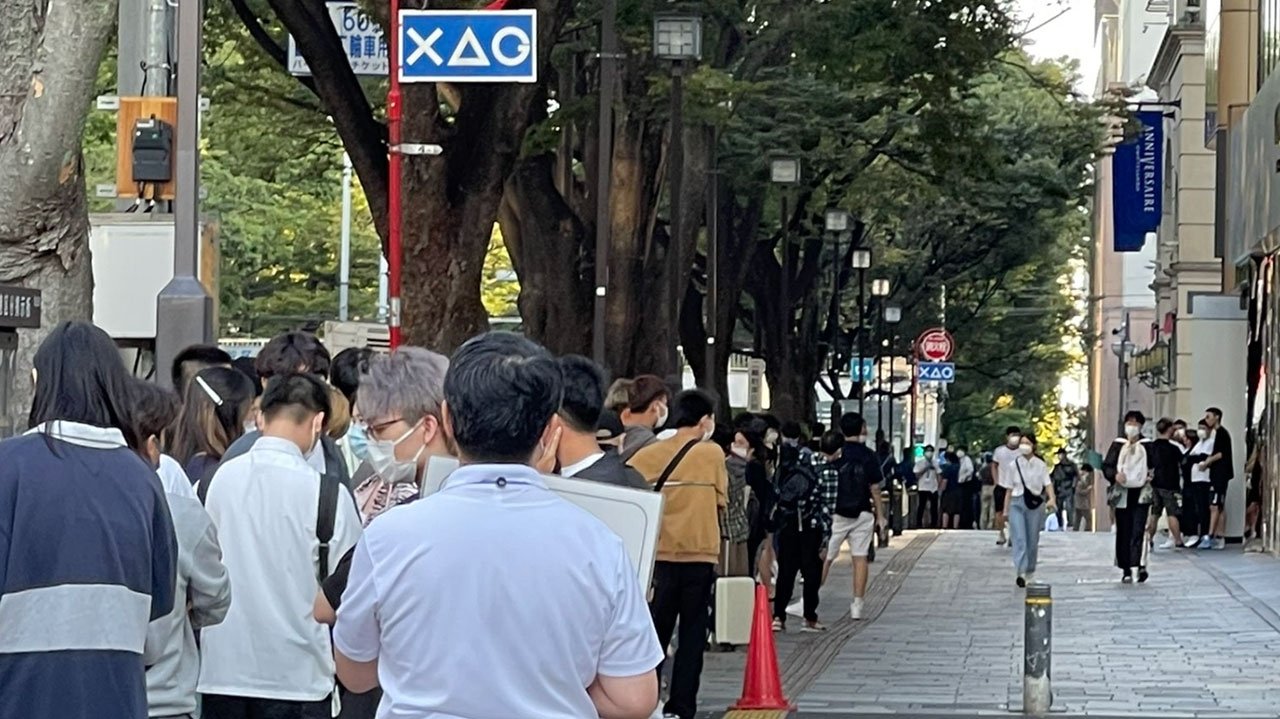 photo of Initial iPhone 13 preorders begin to arrive as customers line up at Apple Stores image