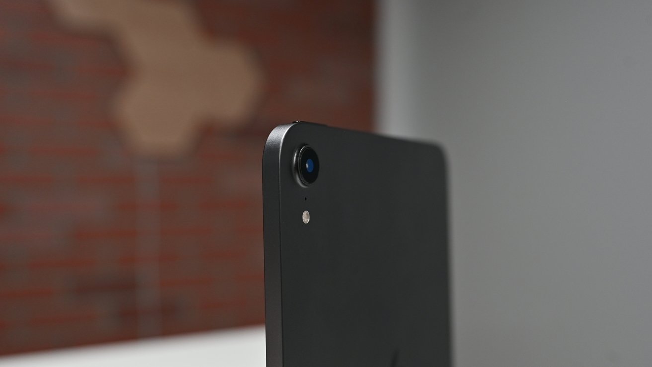 Rear camera of the Space Gray iPad mini 6