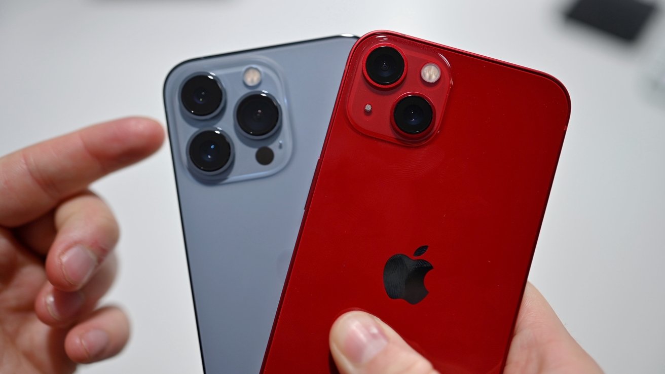 iPhone 13 Pro (left) versus iPhone 13 (right)