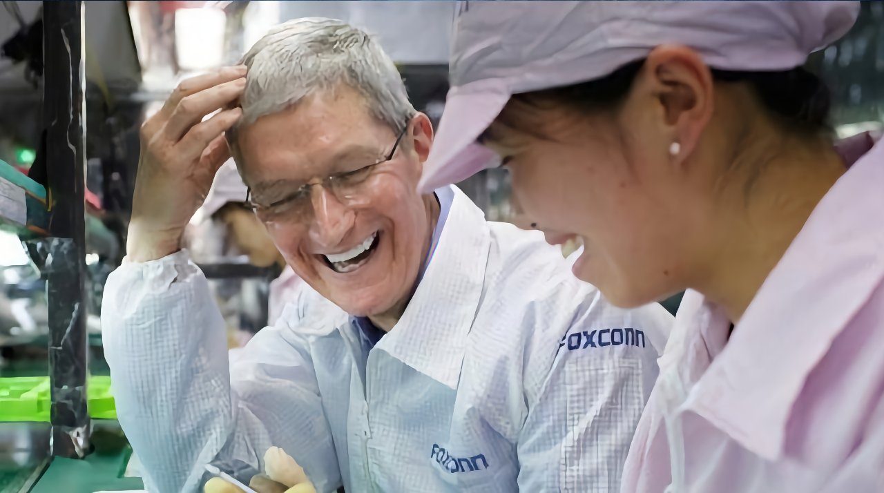 Tim Cook visiting China production