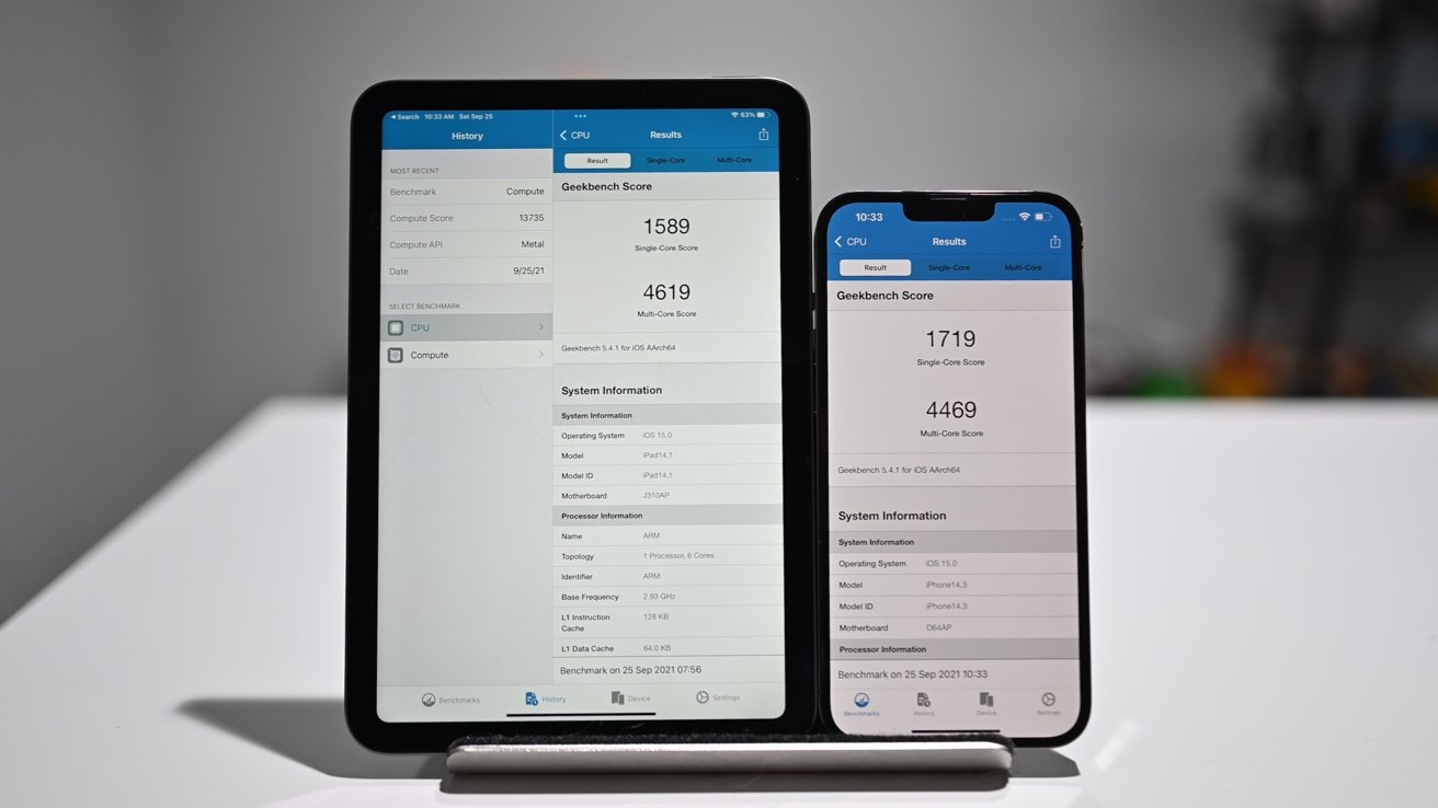 iPad mini next to iPhone with Geekbench scores