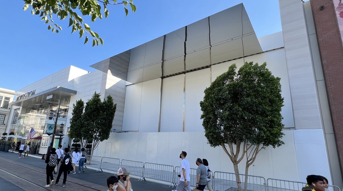The purported inbound Apple Store in The Grove, Los Angeles [via Mark Gurman/Twitter]