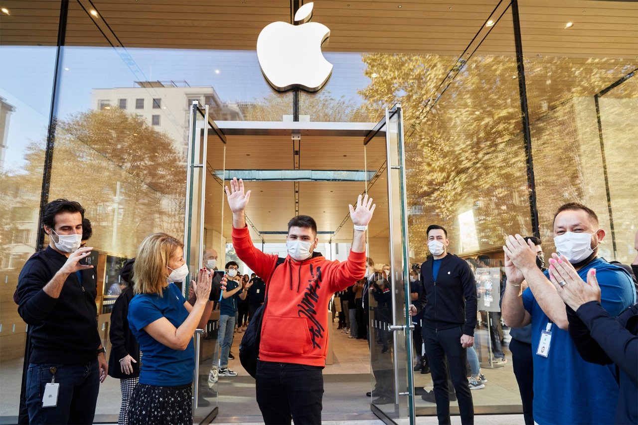 One of the first customers at Apple Bagdat Caddesi