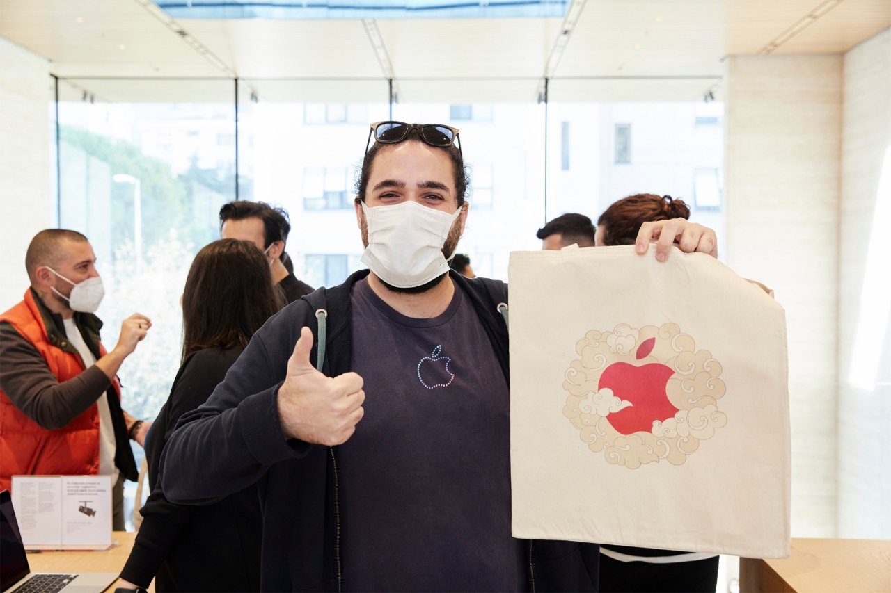 Shoppers got special tote bags