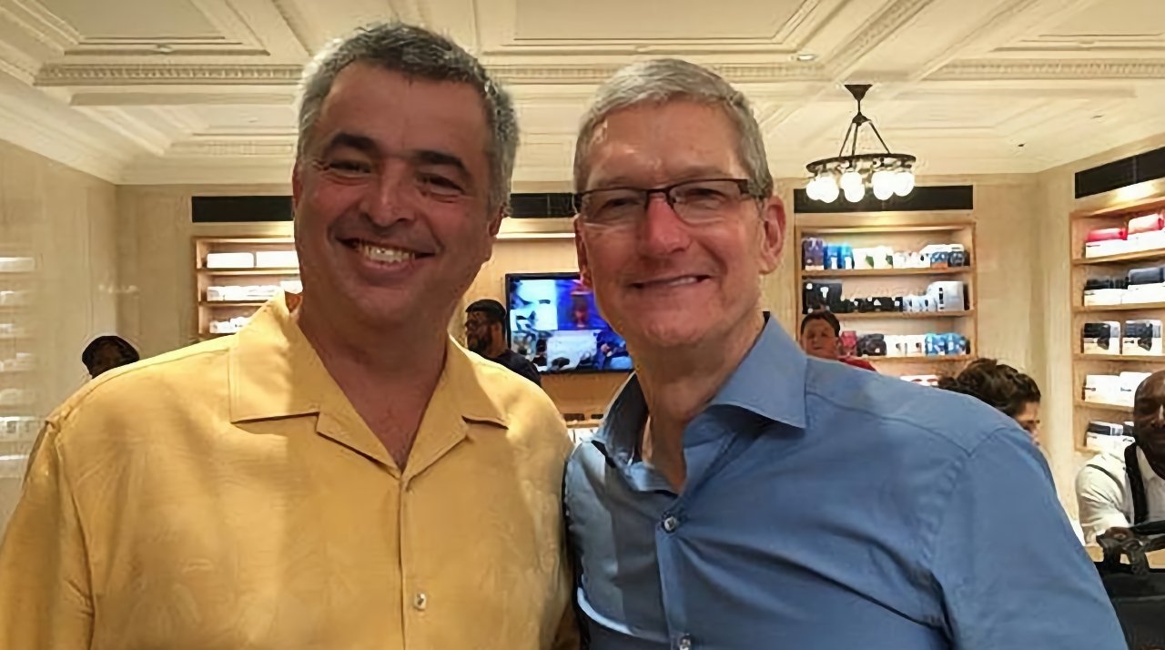 Eddy Cue (left), here with Tim Cook