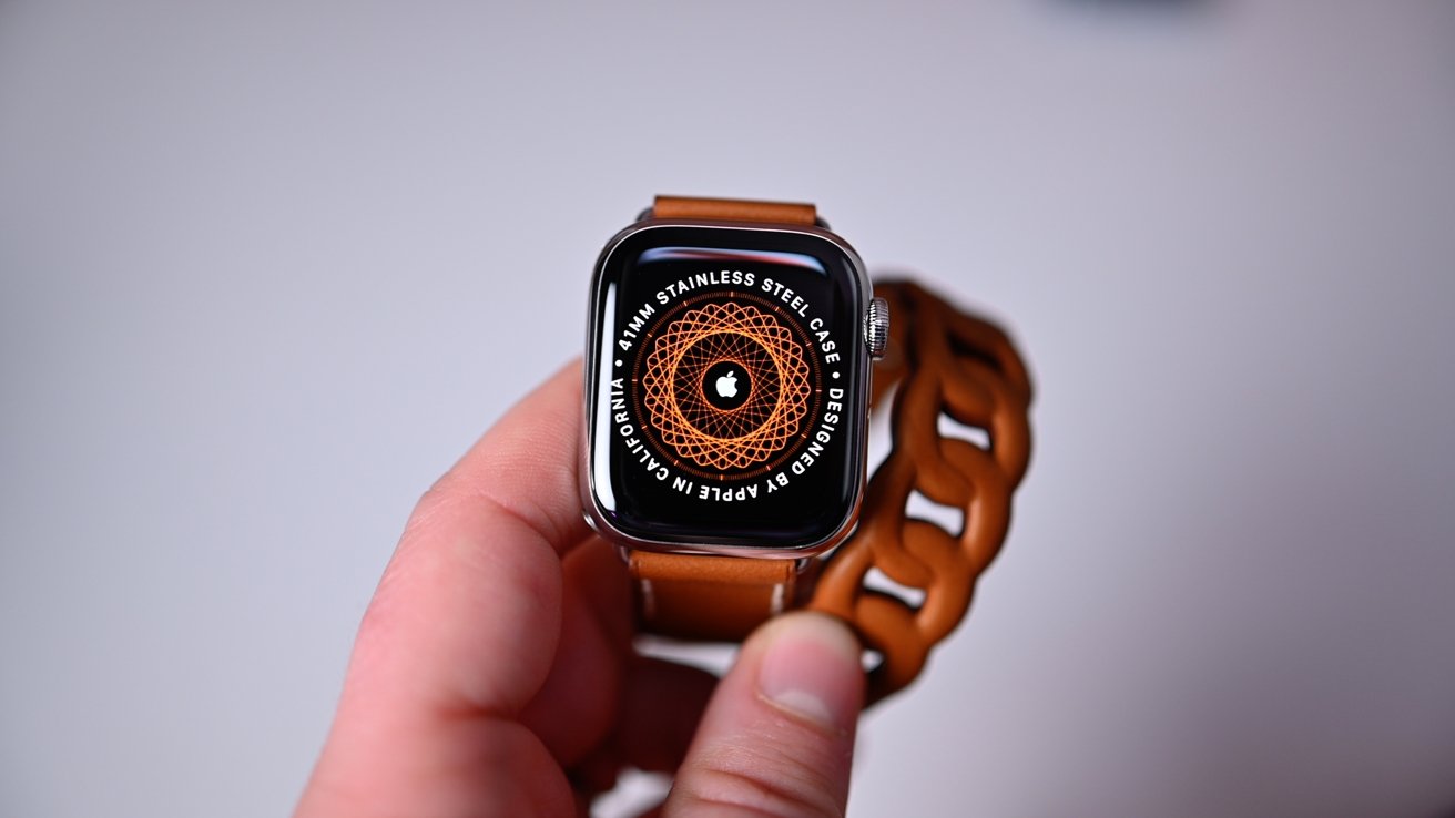 45590 88736 Hermes Apple Watch Series 7 in hand