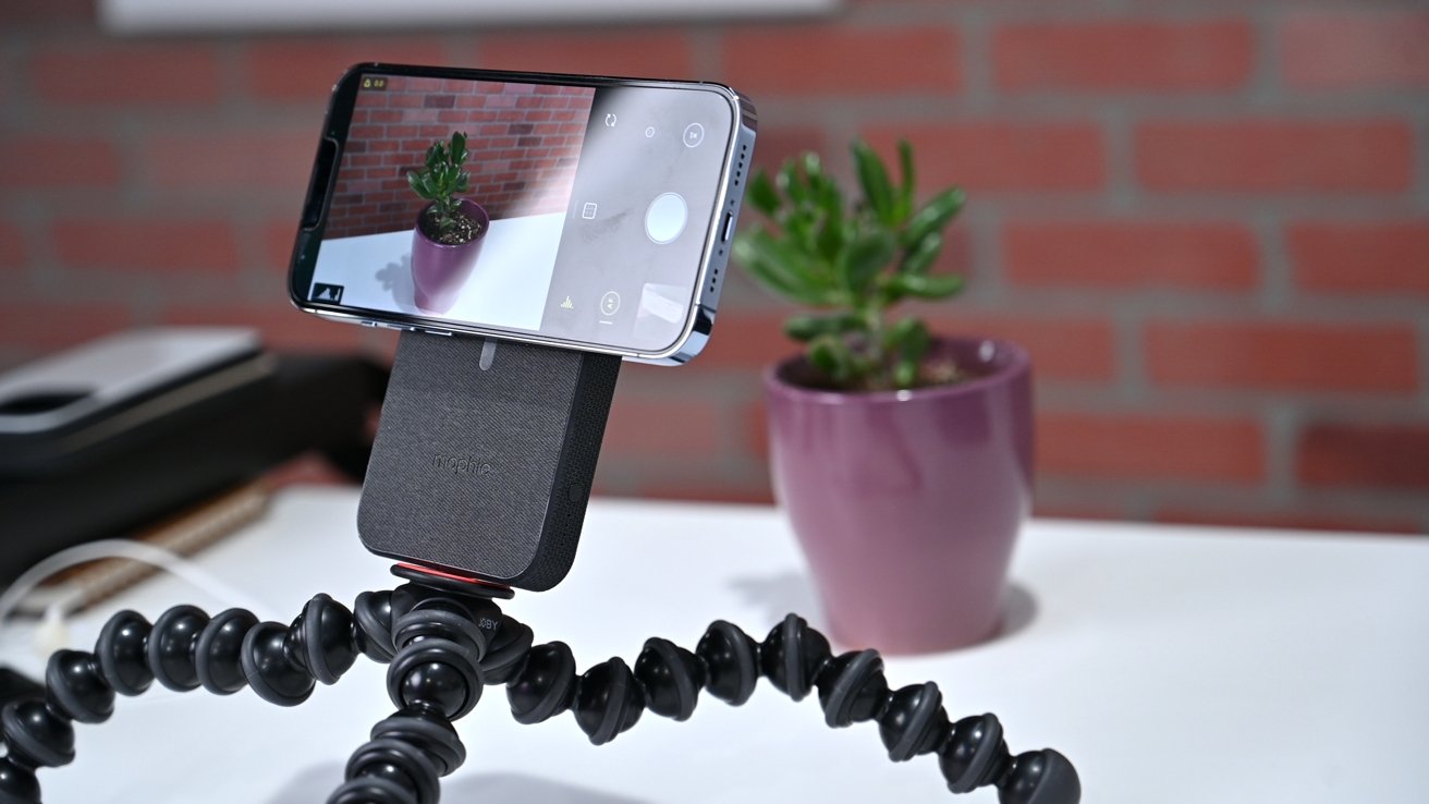 Capture great photos with the tripod mount