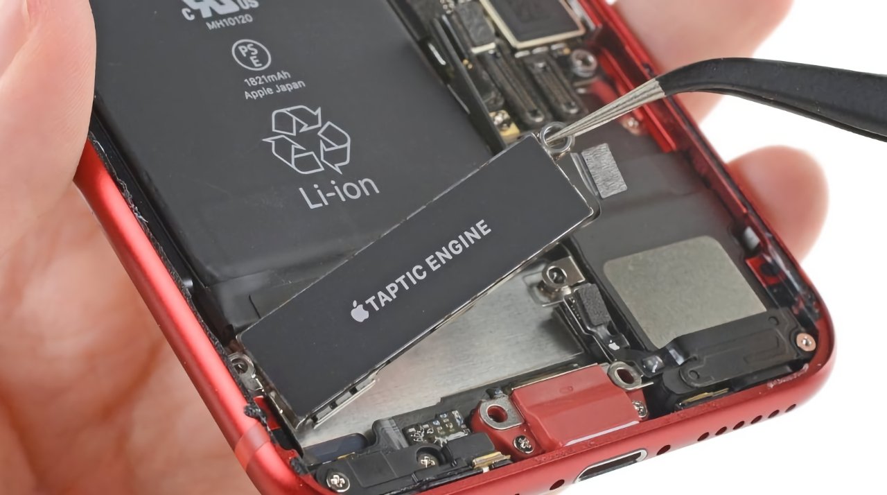 Opening an iPhone SE (Source: iFixit)