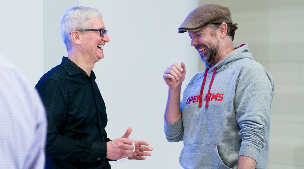 Tim Cook (left) and Jason Sudeikis at The Grove (Source: Apple)