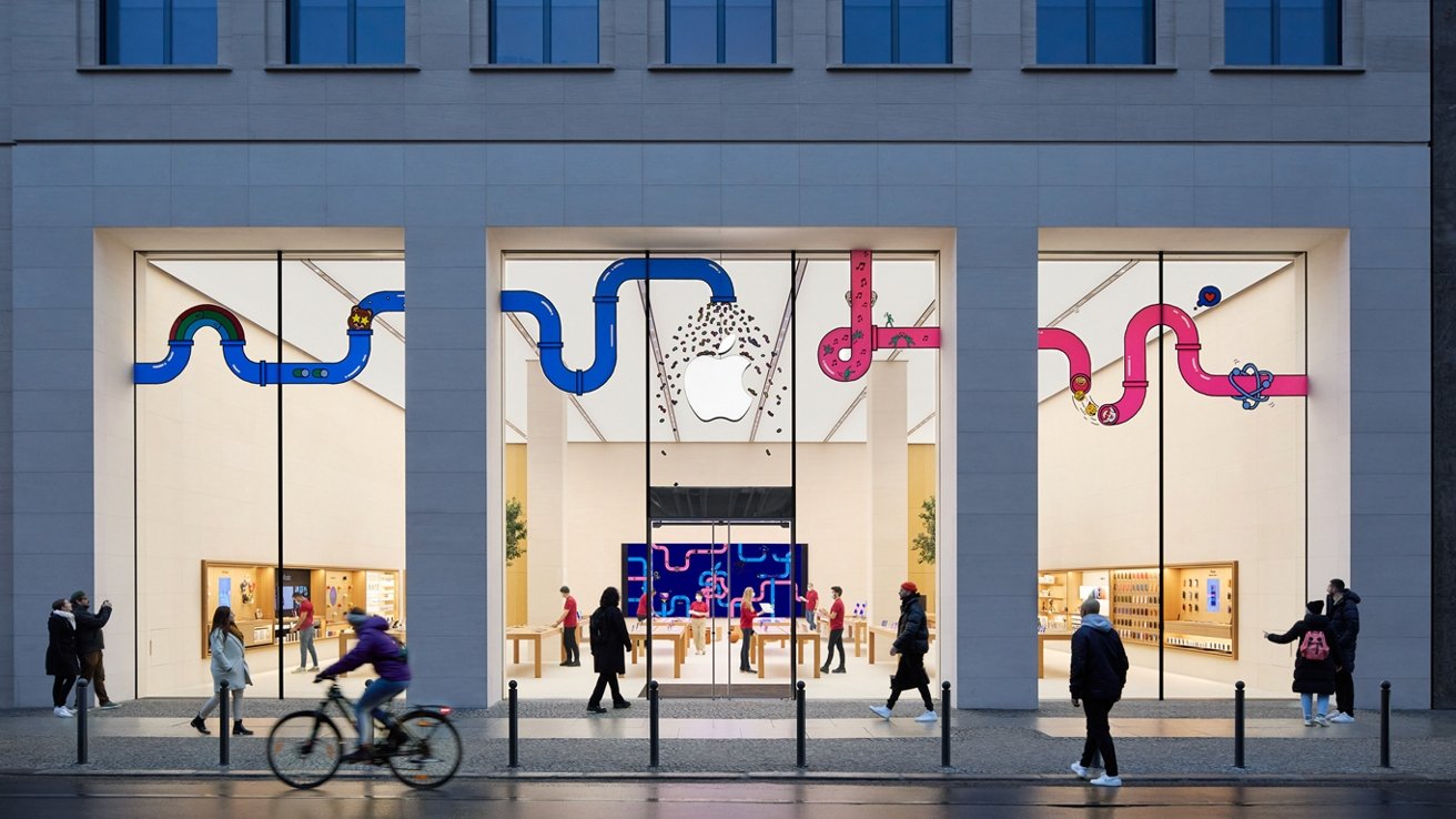 Mostly white and glass-covered exterior of the rosenthaler Strasse Apple Store in Germany