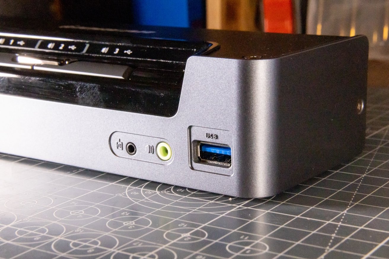 At the front of the KVM, you have a USB 3.0 port, a second headphone jack, and a place to plug in the extra remote switcher. 