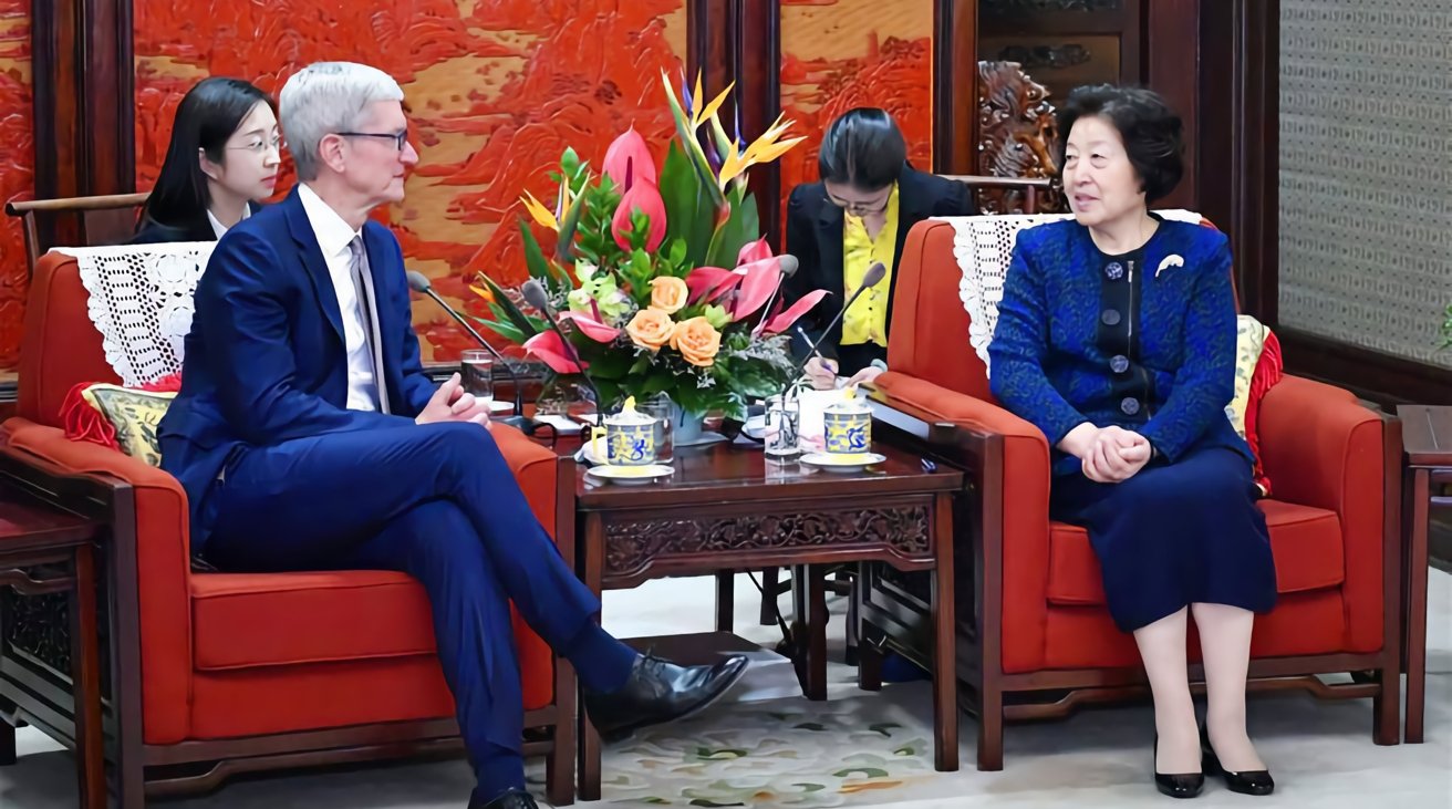 Tim Cook speaking to China Vice Premier Sun Chunlan in March 2019.