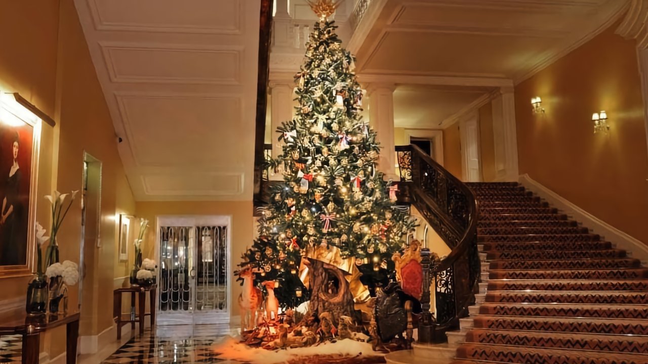 Not just any Christmas tree, this was how London's Claridge's department store decorated in 2016 - with the help of Jony Ive.