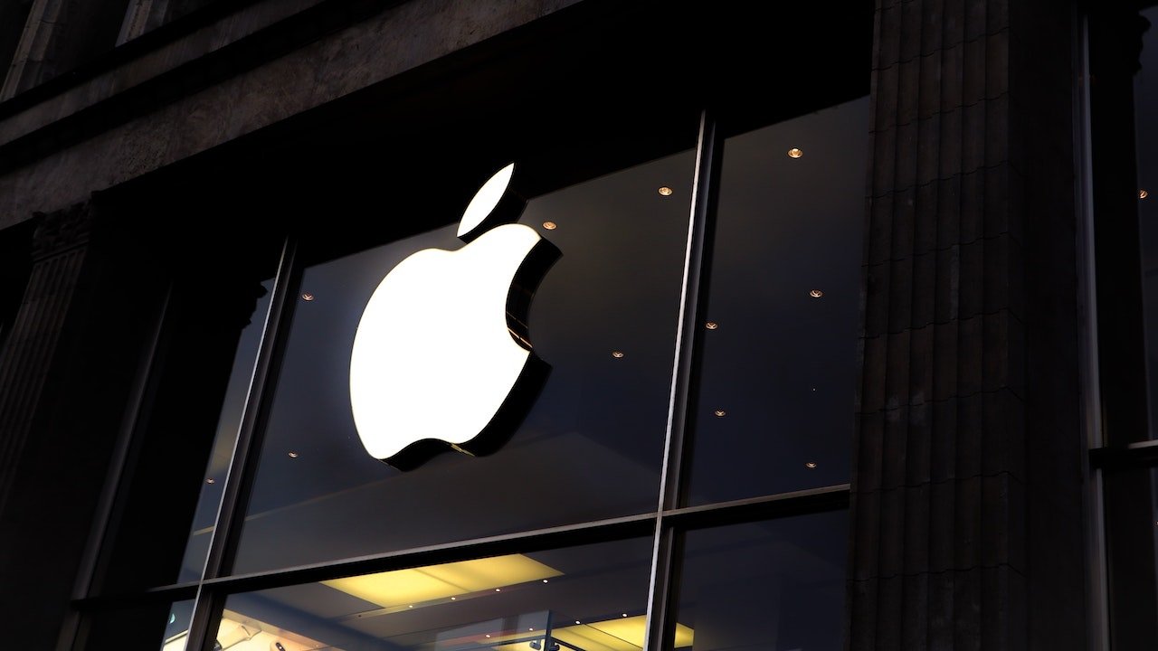 Apple logo on building. Credit: Laurenz Heymann/Unsplash