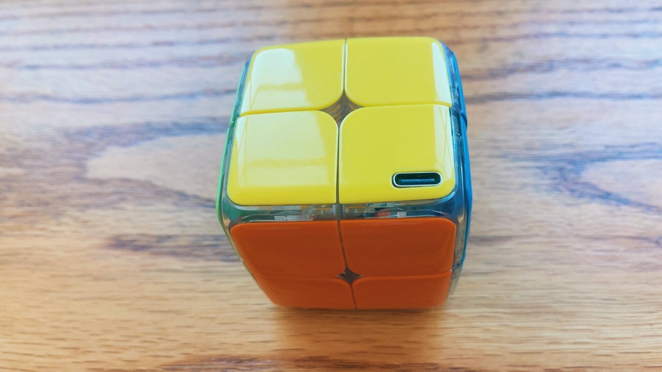 Ce cube se recharge via USB-C, situé sur l'une des faces jaunes du cube